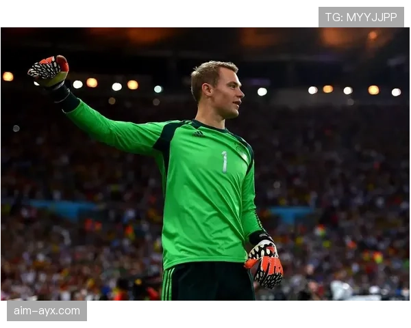 诺伊尔状态稳健扛起球队大旗，未来表现引多方关注